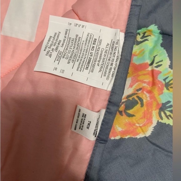 NEW VS PINK FLORAL DORM REVERSIBLE
COMFORTER TWIN - Picture 8 of 8